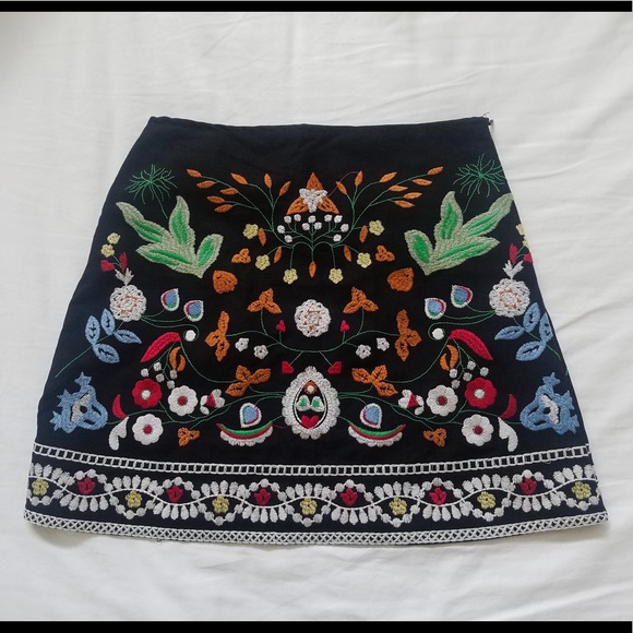 Gorgeous embroidered mini skirt!! - Picture 3 of 3